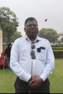 इनको देखो ये रोज खुलेआम  हम सवर्णों को विदेशी
और खुद को मूल निवासी कहते है
पर कोई भी देख कर बता देगा कि यह अफ्रीकी मूल के लगते  है 
क्यूंकि अंग्रेज़ भारत में काम करने के लिए अफ्रीका से हजारों गुलाम पकड़कर लाए थे और जब वह फैक्ट्रियां बंद हो जाती थी तो यह लोग गांव की तरफ भागते थे