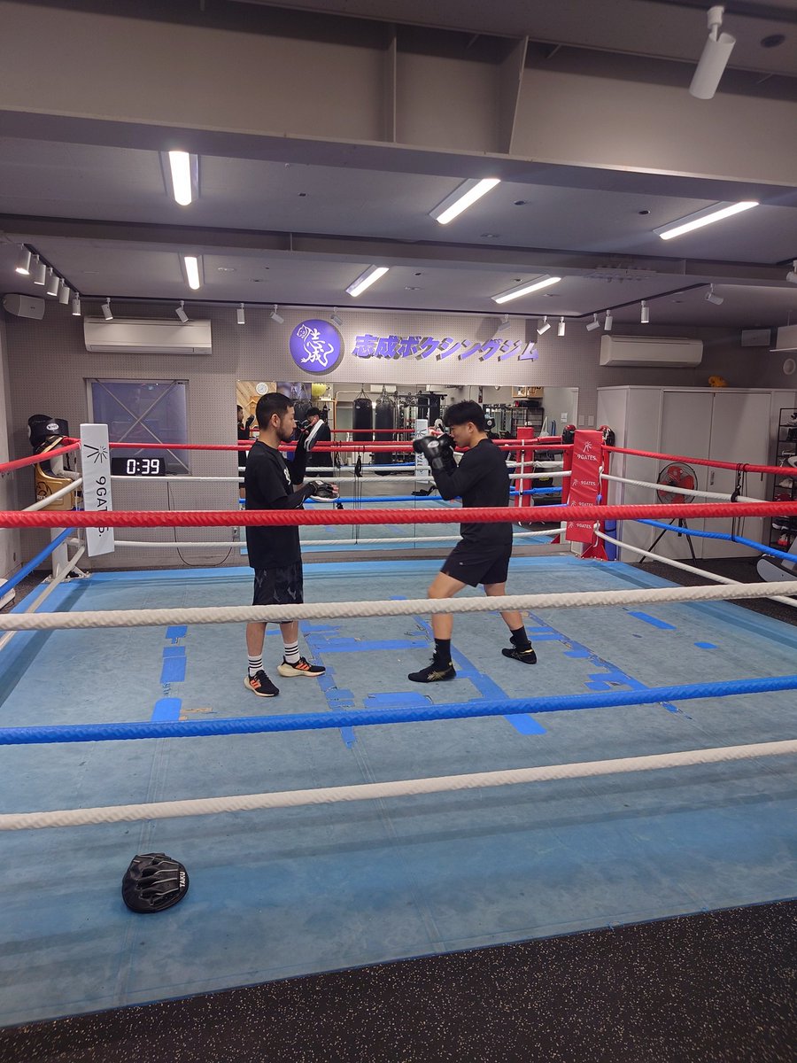 志成ジム見学。
佐々木会長は細かく教える職人でした。