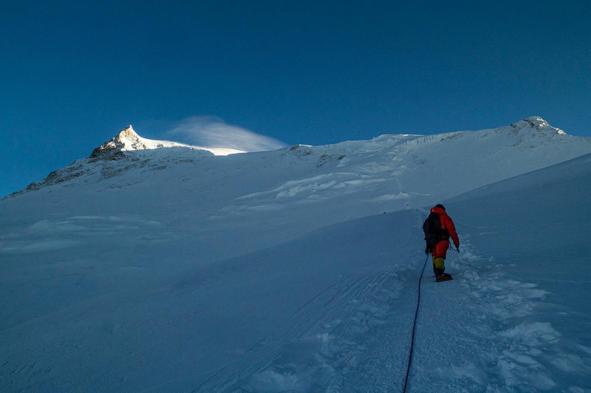 Esa luz que se ve es una metáfora. <a href="/RetoCarlosSoria/">Carlos Soria</a>, con 86 años, explicándonos la libertad que le dan las montañas, tras cumplir otro sueño que se ha autofinanciado: “Parece ser que no le intereso a nadie”. A nosotros, sí. 😉