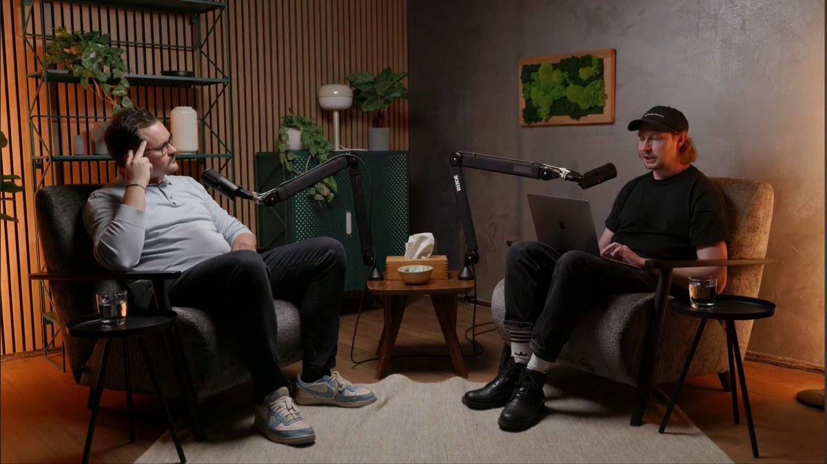 Pavel_Havlicek_'s tweet photo. 1/2 V minulých dnech mi bylo velkou ctí a potěšením vystoupit v #podcast-u #Filtr @page404cz u @jakubzelenka:

https://t.co/j8bSfE1Pxn

Bavili jsme se o implementaci mezinárodních sankcí a našem novém #policypaper- u v @AMO_cz &amp; @Lobbiocz, ale také o vznikající české vládě. https://t.co/EK5c51cuPh