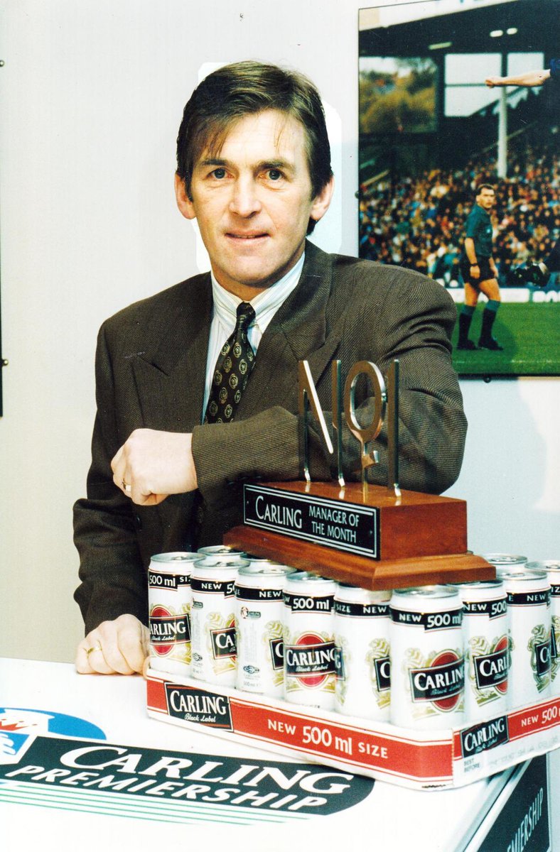Midden jaren ‘90 kreeg de Manager van de Maand in de Premier League nog gewoon een lekkere tray met halve liters cadeau.

(Kenny Dalglish bij Blackburn Rovers)
