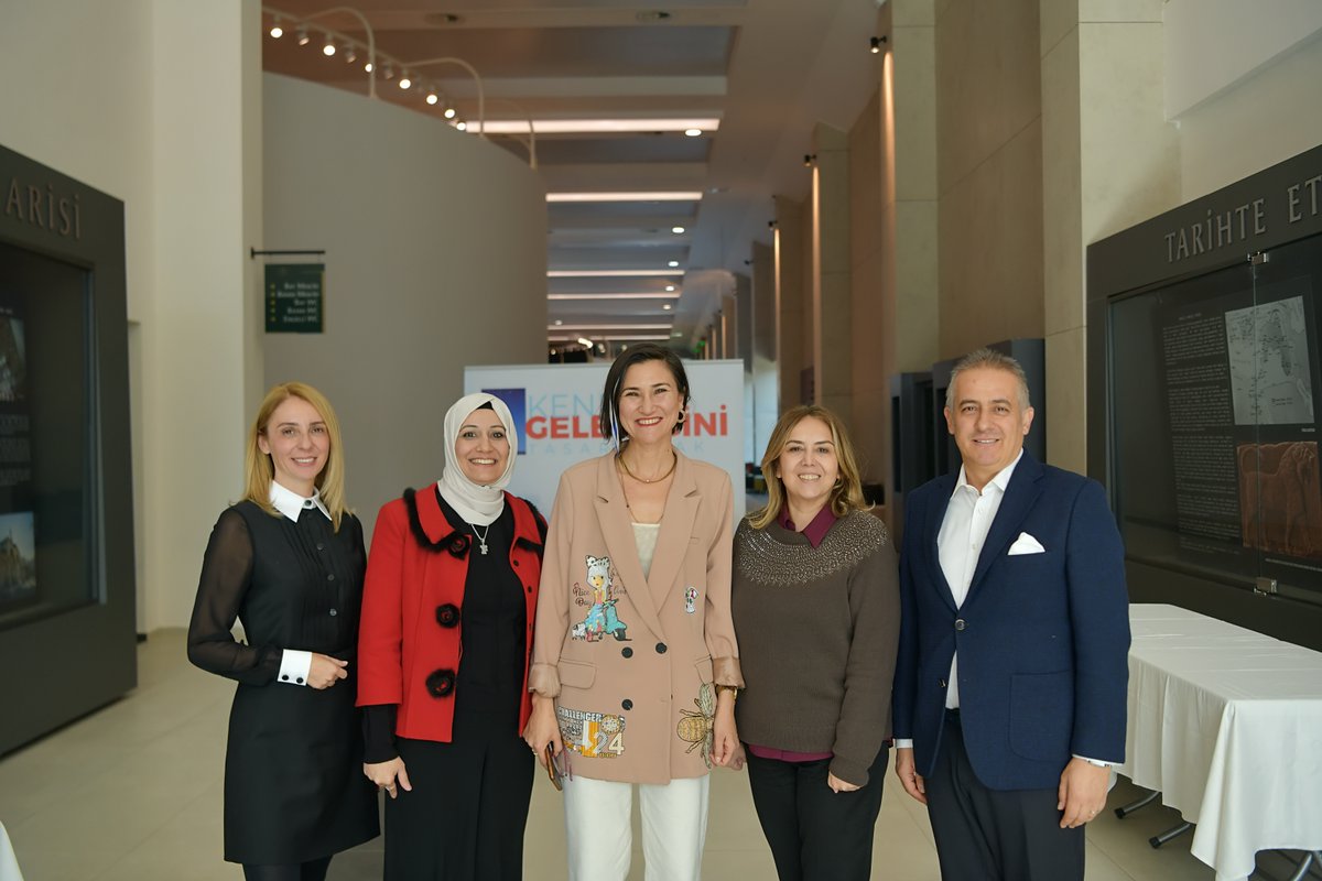 BurcuBaba's tweet photo. 1 Kasım'da gerçekleşen "Kendi Geleceğini Tasarlamak" konferans dizisinin ilk oturumu muhteşemdi! 🎉
Sınav başarısı = Bilgi + Duygusal Güç. 
Geleceğe umutla bakan gençler ve ebeveynlerle buluştuk. Emeği geçen herkese teşekkürler! 👏

#KendiGeleceğiniTasarlamak #SınavSüreci #Egitim https://t.co/uzBQrn2sja