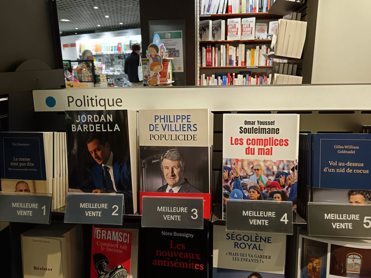 Les décorations d'halloween à la FNAC de Poitiers ce weekend sont vraiment, vraiment effrayantes 🎃👻😱😱