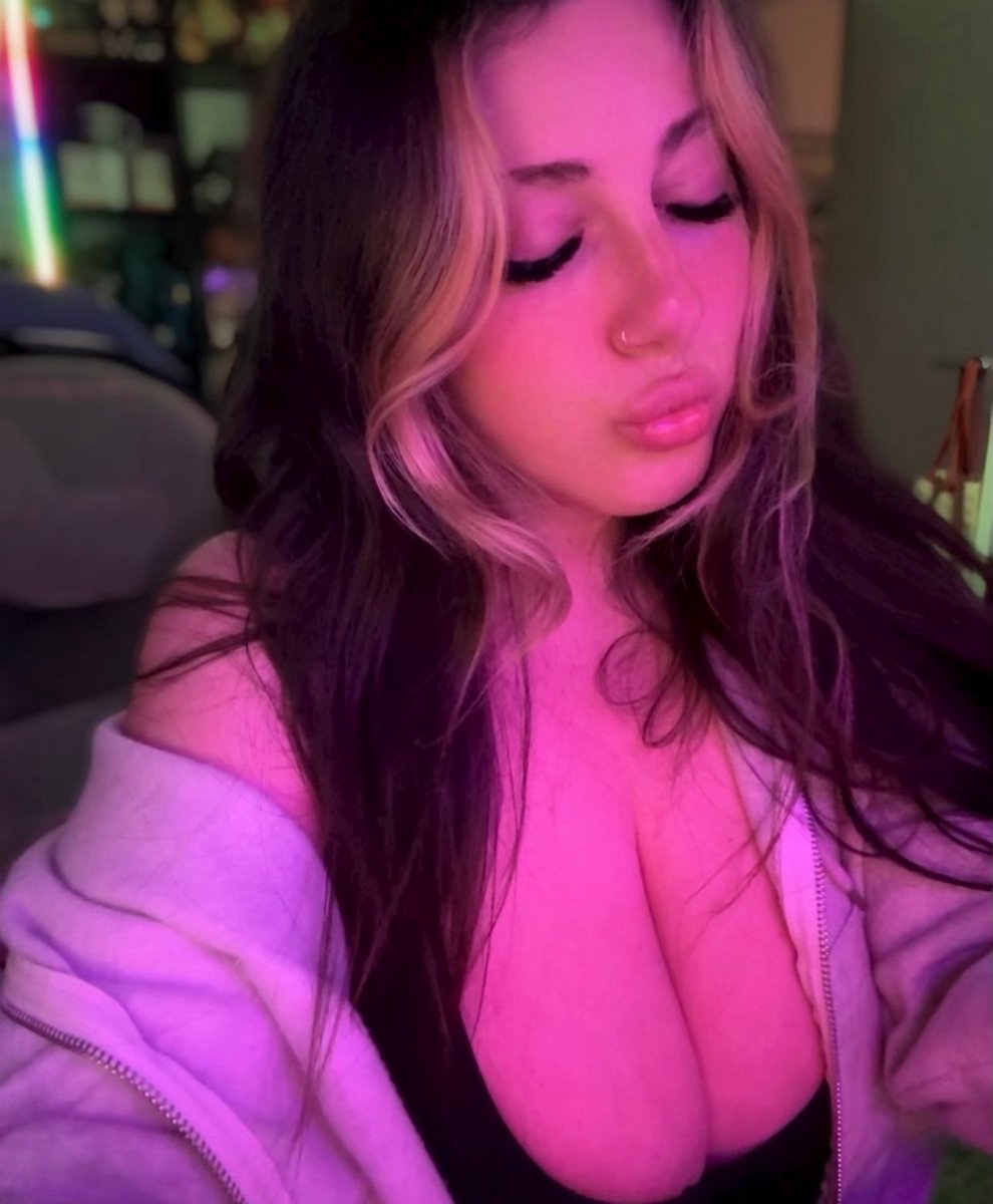 I’m back streaming! Come say hi to me on twitch 🥹