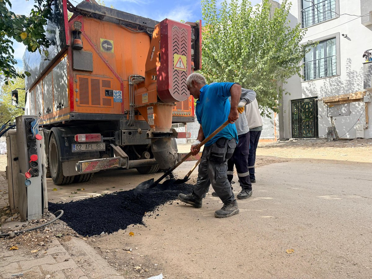 🚧 Bahçelievler Mahallemizde, altyapı çalışmaları nedeniyle zarar gören 910 ve 912 nolu sokaklar Fen İşleri Müdürlüğü ekiplerimiz tarafından titizlikle onarılıyor. 

👷🏻Asfalt yama ve yenileme çalışmalarımızı aralıksız sürdürüyor, daha güvenli ve konforlu bir Adıyaman için var