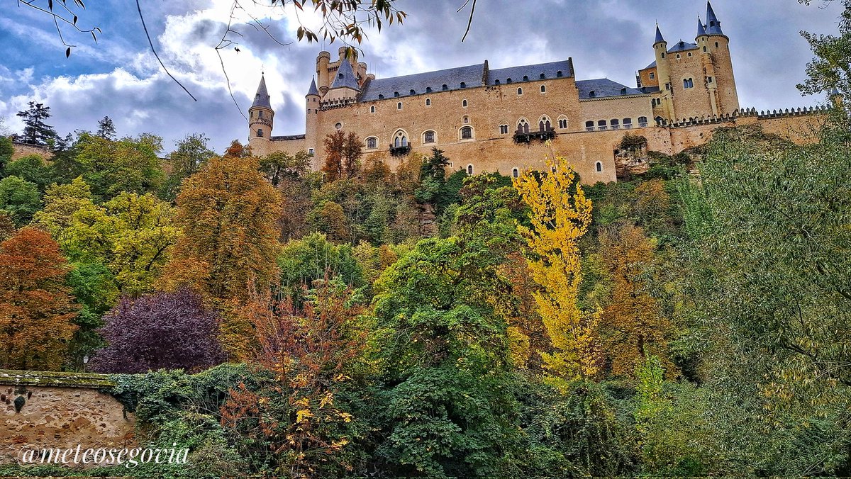 El otoño decora la ribera del Rio Eresma con el Alcázar de #Segovia de vigia.