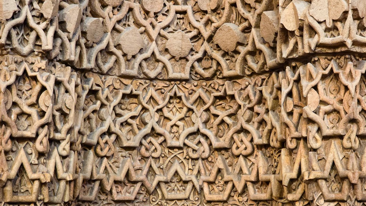 gezilesiyerler_'s tweet photo. Divriği Ulu Camii’nin muhteşem mihrabı. 😍

Nihayet Divriği’ye gidip içini de dışını da kendi gözlerimle görme fırsatı buldum. Bir sürü fotoğraf da çektim; ara sıra paylaşırım.

Mihrap beni özellikle şaşırttı çünkü fotoğraflarda göründüğünden çok daha incelikli bir işçiliğe sahip olduğunu ancak yakından görünce algılayabildim.

Evet Divriği pek çok yere uzak kalıyor ama kesinlikle gitmeye değiyor. “Ölmeden önce görülmesi gereken 10 yer” gibi klişe bir liste yapsam; burayı ilk 3’e hiç düşünmeden yazarım. Atlayın arabaya, trene, otobüse gelin. Asla pişman olmazsınız.