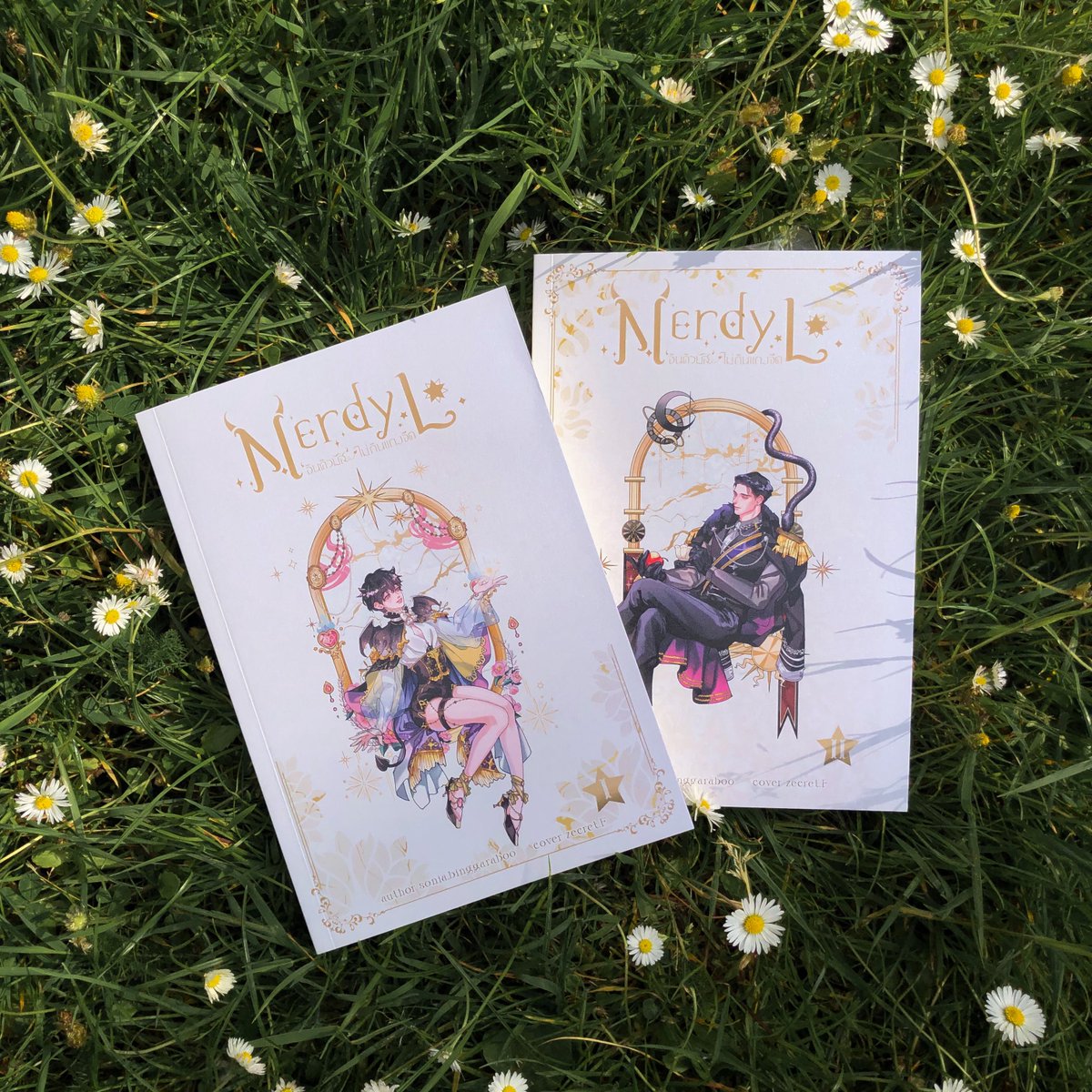 soniabinggarabo's tweet image. นิยายสองเรื่องนี้ออกคนละปี แต่พระนายทั้ง 2 เรื่องเป็นเพื่อนกัน งานหนังสือตุลาคมที่ผ่านมา เขาเลยจับมือกันให้นักอ่านซื้อไปอยู่ด้วยจนหมดพร้อมกันค่ะ

ขอบคุณที่รับหนุ่มๆ ไปนะคะ