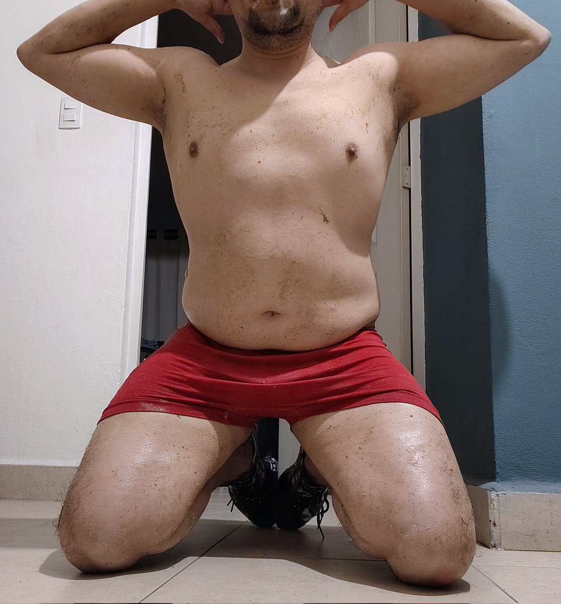 Mi amo quiere demuestre lo puerca que soy... Después de una sesión de humillación y cerdeo para ponerme en mi lugar... Estoy orinado, cubierto por todos mis desechos de la cabeza a los pies, hasta los zapatos y soy muy feliz... Muchas gracias mi amo.