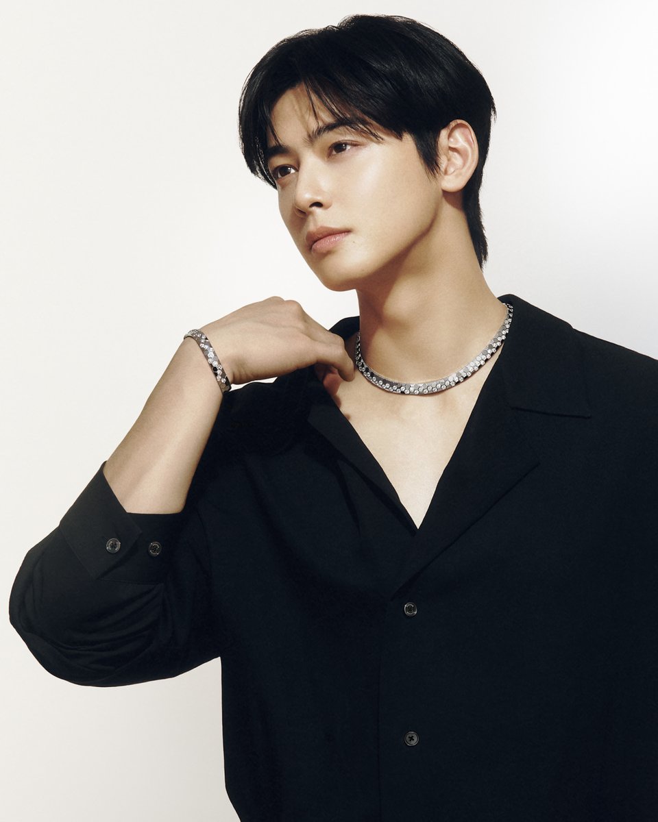 Infinite honeycomb, infinite radiance.
Global Ambassador #ChaEunWoo illuminates Bee de Chaumet.

Discover more on chaumet.com

#BeedeChaumet #Chaumet