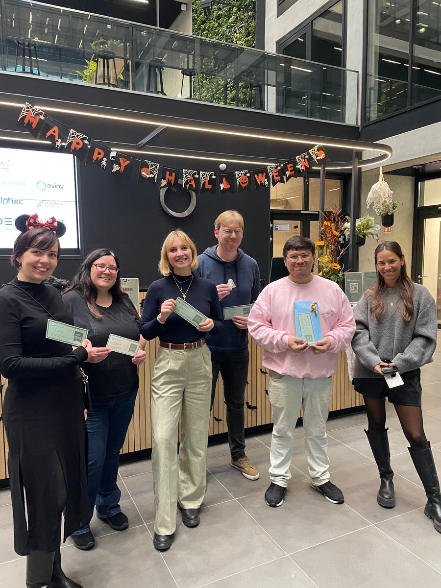 Edge_Workspaces's tweet image. Our Hamburg location definitely had fun on #Halloween 🕷️

See some pics below, including the team who won the Halloween game 🎃

#WhereWellbeingWorks #EDGEWorkspaces
