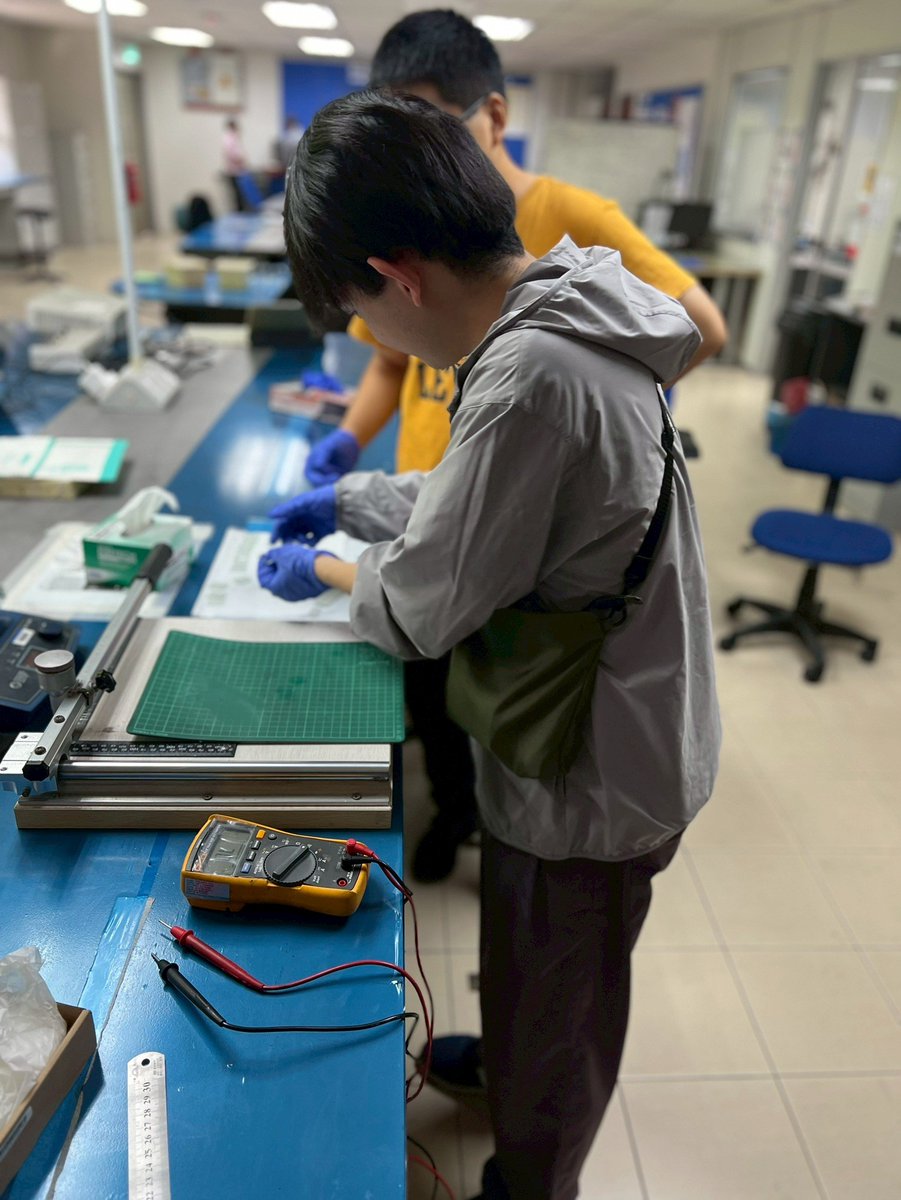 Kyutech_LSSE's tweet photo. DSSCコース。マレーシアの天然素材から色素を抽出し、その色素を用いた色素増感太陽電池（DSSC）を構築中です。果たしてどれだけ電力を生み出せるでしょうか？結果が楽しみです！#UPM #MobilityProgram #Kyutech #DSSC https://t.co/TvZsdUMz27