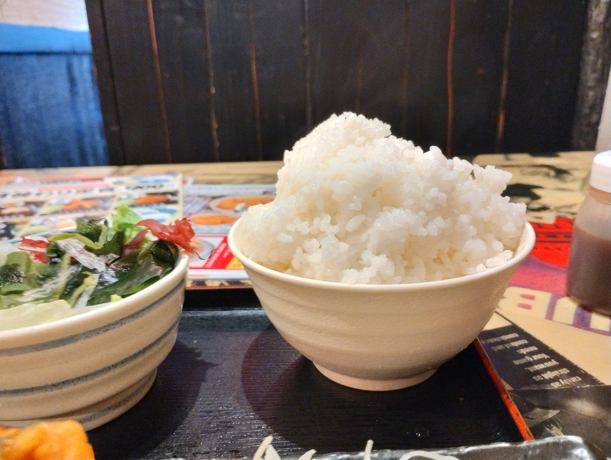 目利きの銀次の日替わりランチ、ごはん大盛りで頼むと昔話盛りに近い大盛りを出してくれるの好き
