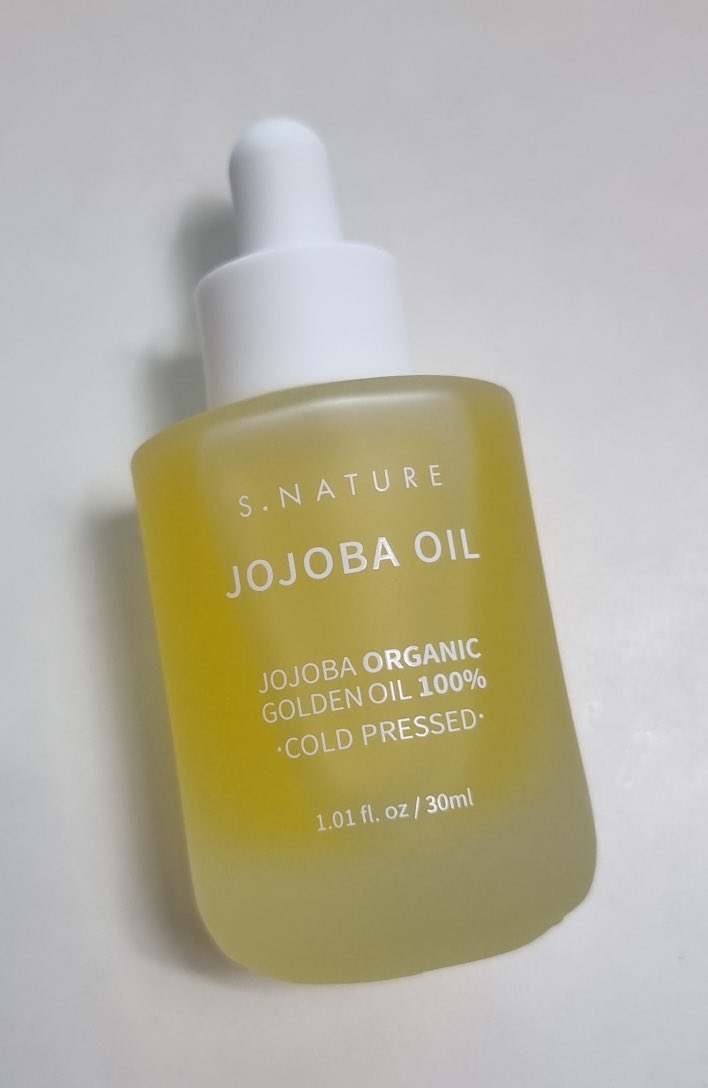 balkisbeauty's tweet image. My skin is dry despite all the creams, I know Ima need an oil really soon, looking at this #Jojoba oil from #KBeauty brand S Nature