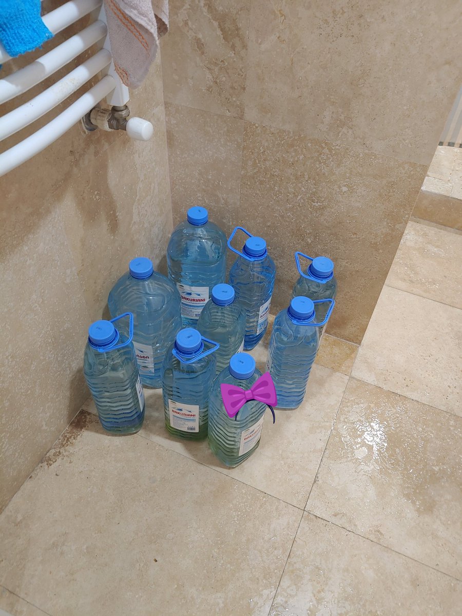 если прожил с бутылками для отключения воды уже несколько лет, общественно приемлемо ли уже начать давать им имена?