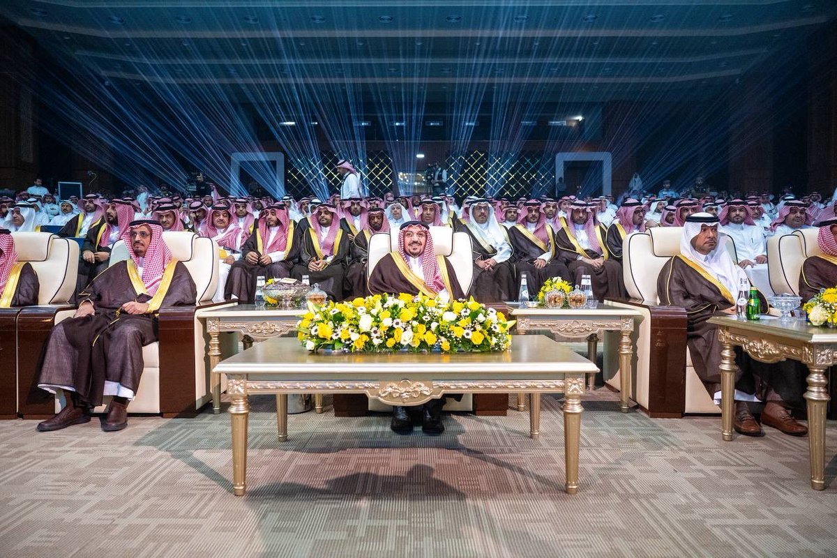 في #القصيم، التي تجاوزت سمعتها الآفاق كأرضٍ للعلم والتجارة.
التقيت بصاحب السمو الملكي الأمير الدكتور فيصل بن مشعل بن سعود أمير المنطقة؛ وجرى استعراض وتدشين مشاريع بلدية وخدمية وتنموية تتجاوز قيمتها ملياري ريال تعزز كفاءة الخدمات؛ وسنواصل مسيرتنا في تقديم كل ما يلبي تطلعات