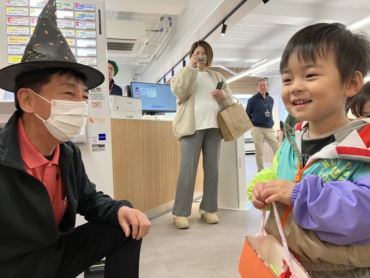 hus_ds's tweet photo. 近くの保育園の園児さん達がハロウィンの装いで来てくれました🎃💜元気な声で｢ハッピーハロウィン❗｣職員もささやかな仮装でお出迎え🎩もらったお菓子を大事に持ち帰ってくれました🍬かわいい子供達の姿にとても癒されました😊ありがとうございました✨  A1 https://t.co/0O8vi8rbCg