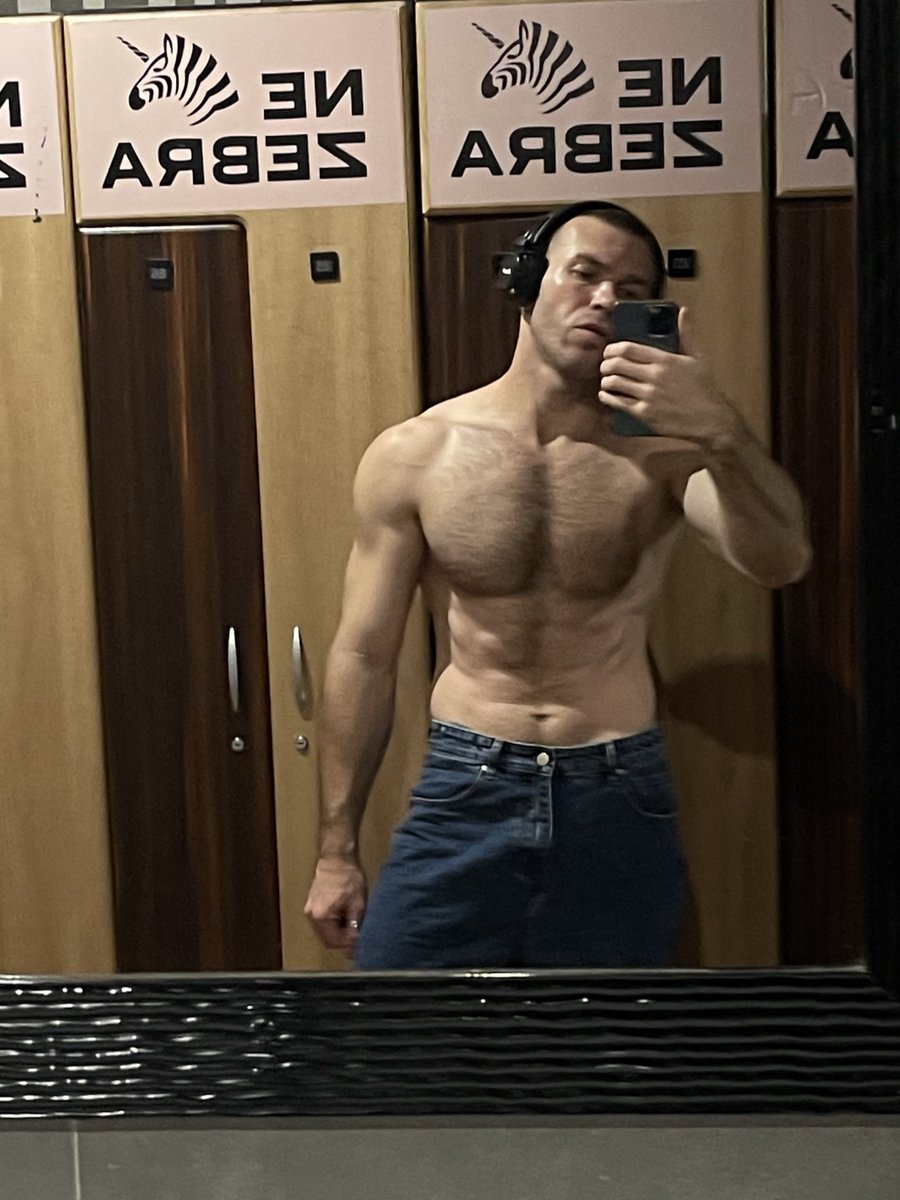 Ноги качать нельзя,качаем сиськи 💪
Да,я теперь хожу в бывшую Зебру.