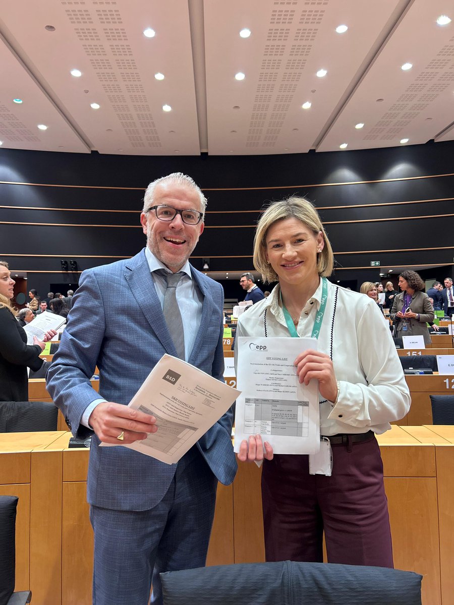 ninacarberry's tweet photo. Delighted that the first European Parliament report I drafted with @thijsreuten on EU-UK relations has been adopted in committee 🇪🇺🇬🇧 https://t.co/CY2jWzL60Q
