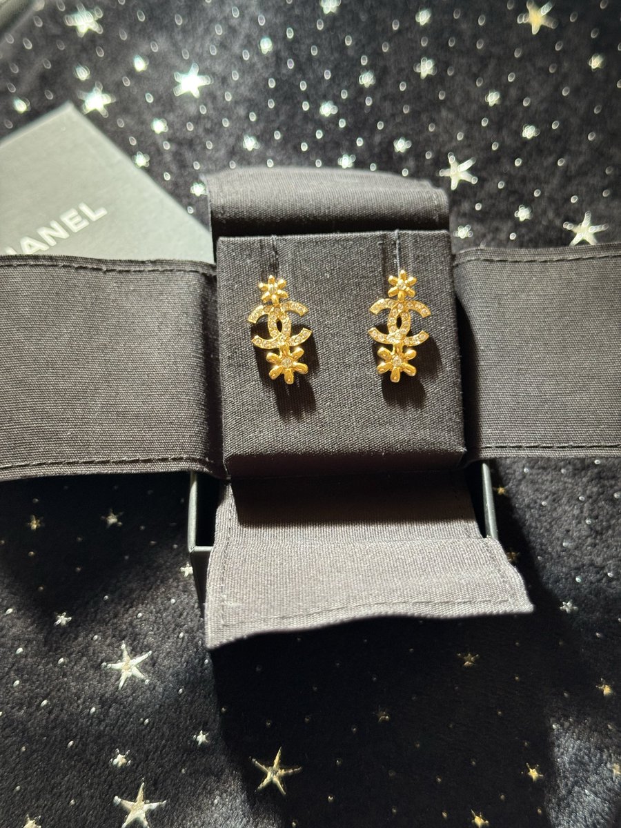 pthriftss's tweet photo. Chanel Earrings (yr.24)
ใช้งานน้อย ใหม่มาก เพชรอยู่ครบค่ะ✨
17,900 only‼️ (from 3x,xxx++)
ราคาresaleในสะสม 25,xxx++นะค้าา❤️‍🔥

#ส่งต่อแบรนด์เนม #ส่งต่อต่างหู #ปล่อยต่อแบรนด์เนม #ส่งต่อเสื้อผ้า #ส่งต่อชาแนล #ส่งต่อdior #ส่งต่อlongchamp #ส่งต่อadidas #ส่งต่อstylist #ส่งต่อchanel https://t.co/Gzm8Mqyyps