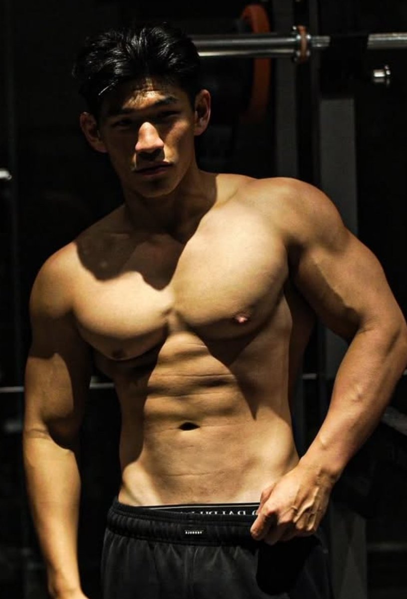 sg_guyswatching's tweet photo. Hotness under the light. His sharp features, sculpted muscles, sniffable pits and supersuckable nipples just call out to you from the shadows, commanding you to pleasure him. https://t.co/FDQYcYTf28