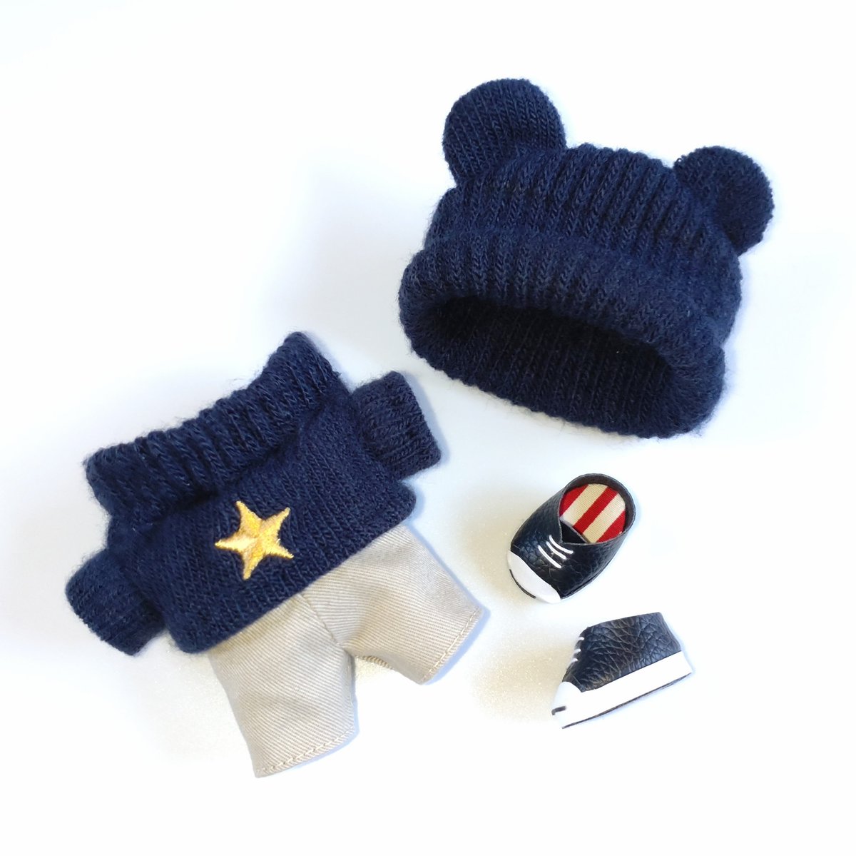 ぬい服🐹💛  2025/11
スニーカーに合わせてカジュアルなコーデ作ってみた😎
セーターとクマ耳帽子は100均（セリア）手袋をリメイク
#VANNER #배너 #VANNEE #ぬい活