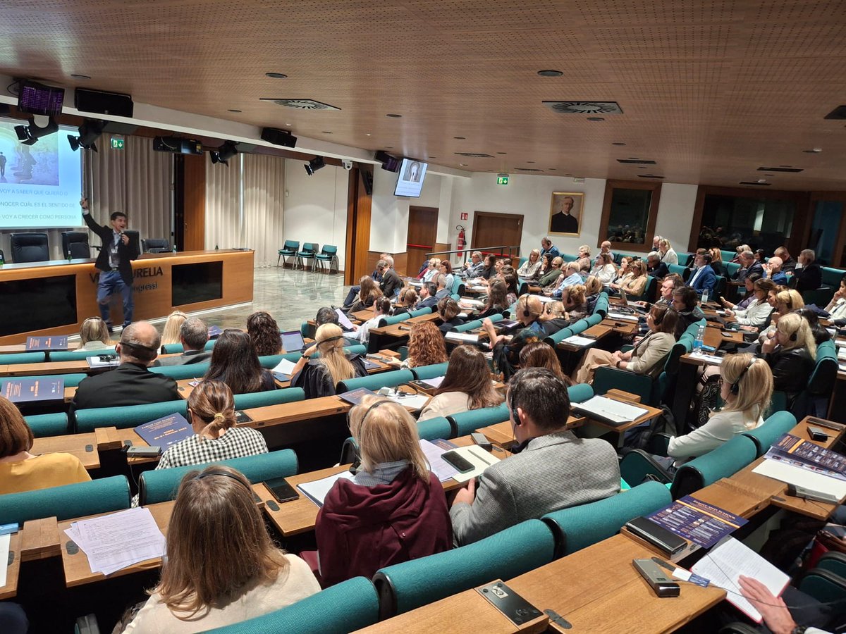 Leader100ES's tweet photo. La conferencia internacional Leader100 en Roma ha sido inaugurada. https://t.co/mcXYXmogS2