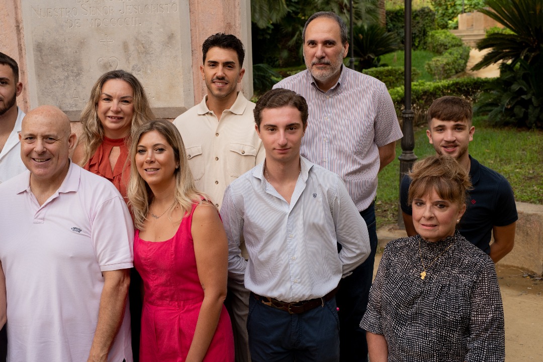 canluischamorro's tweet photo. 🟣 𝗔𝗕𝗥𝗜𝗠𝗢𝗦 𝗡𝗨𝗘𝗦𝗧𝗥𝗔𝗦 𝗣𝗨𝗘𝗥𝗧𝗔𝗦 𝗬 𝗡𝗨𝗘𝗦𝗧𝗥𝗢 𝗖𝗢𝗥𝗔𝗭𝗢́𝗡 🟣
A lo largo de los años, he aprendido que en una Hermandad no hay nadie que lo sepa todo, pero sí hay quienes lo dan todo. 
Por eso, en esta candidatura no voy solo. Lo hago acompañado de... https://t.co/QR4tuA7Rh3