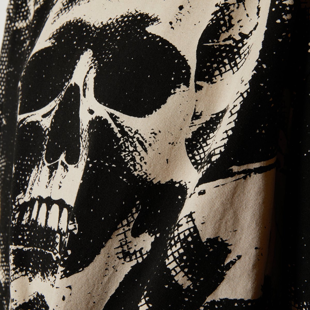 SAMPLE COLLECTION vol.2

【総柄抜染プリント】
生地の色を脱色し、総柄を表現したプリント技法。
ラバープリントのようにインクが生地の表面に付着するプリントではなく、生地色を脱色するため、生地の質感を損なわないようにプリントすることができる技法です。
marusho369.com/all_over_disch…