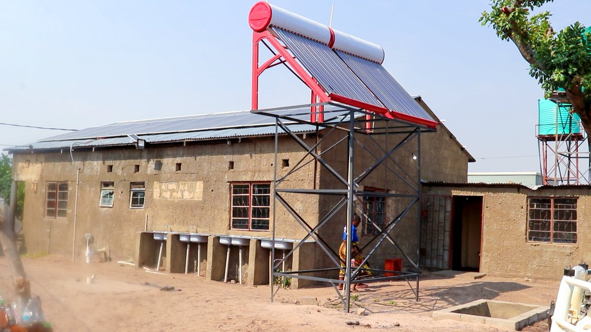 UNDPZambia's tweet photo. 🌞 From waste to wealth!
In Mongu, Ndowana Farming Club is turning chicken feathers into pillows, blankets, cooler bags &amp; jackets, &amp; plastic waste into pavers, all powered by solar energy.
Their ice blocks? Also solar-cooled.
Inclusive. Climate-smart. Locally led.
#ClimatePromise https://t.co/q75EwvcH5A
