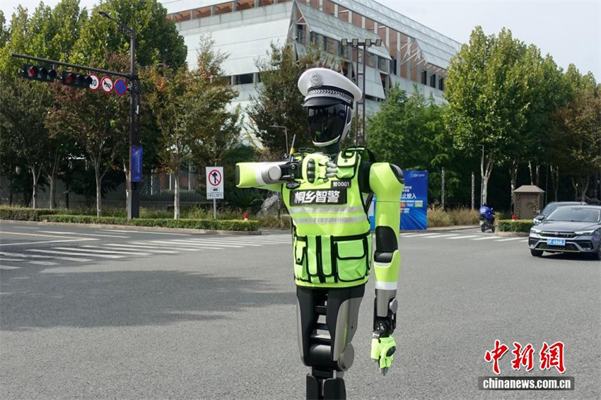 DiarioPovo's tweet image. #Robô &quot;Polícia de Trânsito&quot; auxiliou no controle de tráfego em #Zhejiang, leste da China
portuguese.people.com.cn/n3/2025/1104/c…