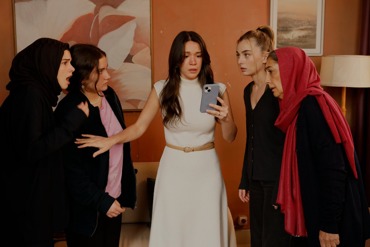 startv's tweet photo. #Sahipsizler yeni bölüm fotoğrafları! 📷 37. bölüm yarın 20.00'de Star'da!

@Sahipsizlerdizi https://t.co/bYcQJObxKI
