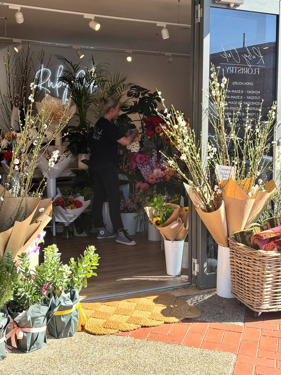 RubyOakFlorist's tweet photo. 🌺🚨 PSA 🚨🌺

Our Fairy Meadow store is now officially open 7 days a week!! 

Our new trading hours are:

FAIRY MEADOW STORE:
8:30am - 5pm Monday - Friday
8:30am - 3pm Saturday 
9am - 1pm Sunday

#florist #floristwollongong #wollongong https://t.co/LgCzlzmCbw
