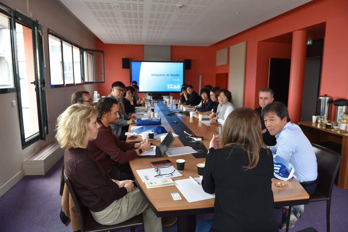 CentreCommunal's tweet photo. Des échanges chaleureux et constructifs entre notre Vice-présidente et la délégation ont permis de connaître et de croiser les problématiques rencontrées sur nos territoires . #international #coreedusud #vieillissement #populationagée #CCAS #UNCCAS #audreygarino #villedemarseille https://t.co/gOwJ9JeRAS