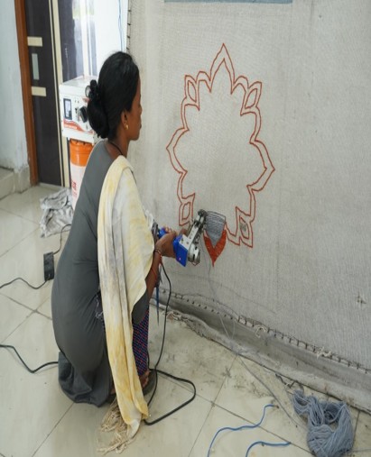 DeptMiningMH's tweet photo. From farms to frames!
DMF Chandrapur’s ₹13.55 Cr initiative trained 180 women in carpet weaving—earning ₹56L in 3 yrs &amp; taking local art global 🌍
Now set to empower 800+ women across rural Chandrapur.
#WomenEmpowerment #SkillIndia #RuralDevelopment #DMF @IqbalSinghChah2 https://t.co/NqIqVA1Dw4