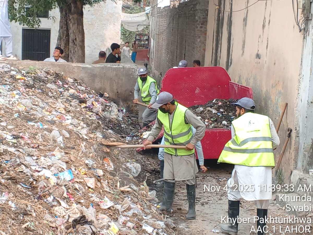محترم شہری، 
اپکی نشاندہی کا شکریہ۔ مذکوکورہ جگہ کی صفائی ایڈیشنل اسسٹنٹ کمشنر لاہور جناب ارشد کمال صاحب کی نگرانی میں جاری ہے۔