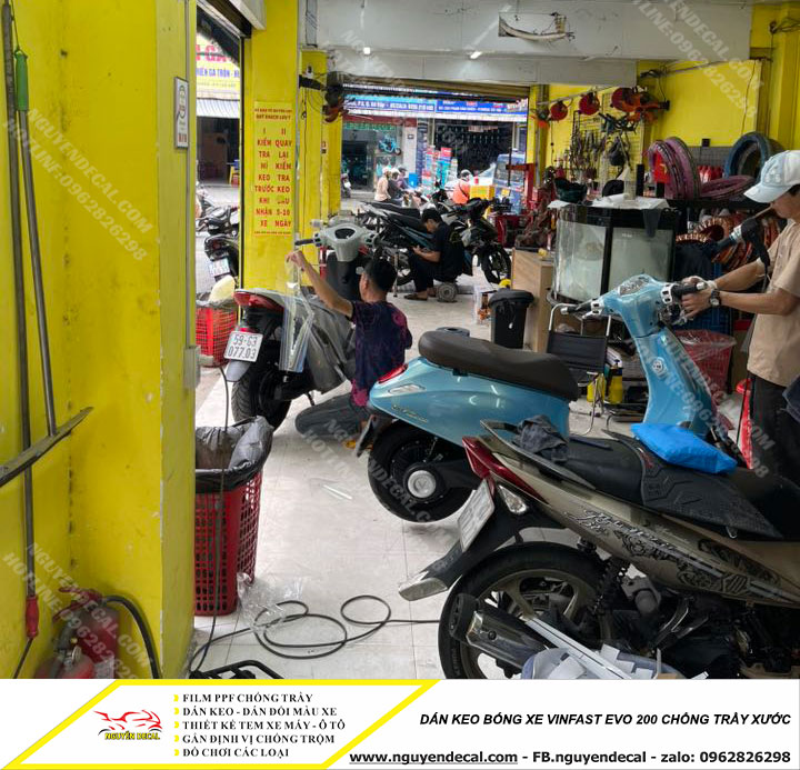 nguyendecal's tweet photo. Dán keo bóng xe Vinfast Evo200 giúp bảo vệ lớp sơn zin khỏi trầy xước, bụi bẩn và tác động môi trường. Lớp keo trong suốt, sáng bóng mang lại vẻ ngoài như mới, giữ màu sơn bền đẹp lâu dài.
>➤ https://t.co/hskx6o2B2T
#nguyendecal #dankeoxe #vinfast #evo200 https://t.co/aeG2UNKOE0