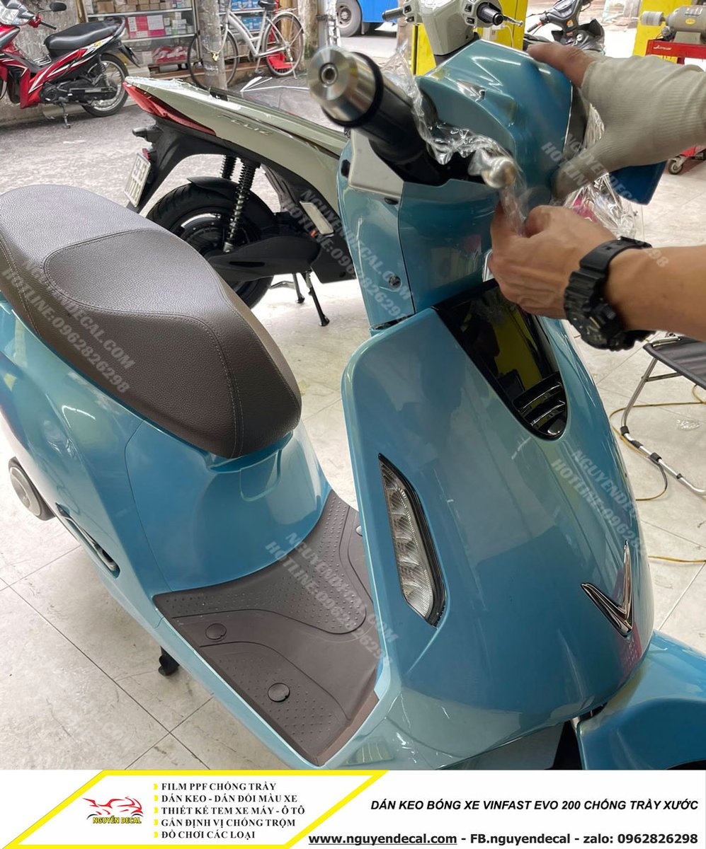 nguyendecal's tweet photo. Dán keo bóng xe Vinfast Evo200 giúp bảo vệ lớp sơn zin khỏi trầy xước, bụi bẩn và tác động môi trường. Lớp keo trong suốt, sáng bóng mang lại vẻ ngoài như mới, giữ màu sơn bền đẹp lâu dài.
>➤ https://t.co/hskx6o2B2T
#nguyendecal #dankeoxe #vinfast #evo200 https://t.co/aeG2UNKOE0