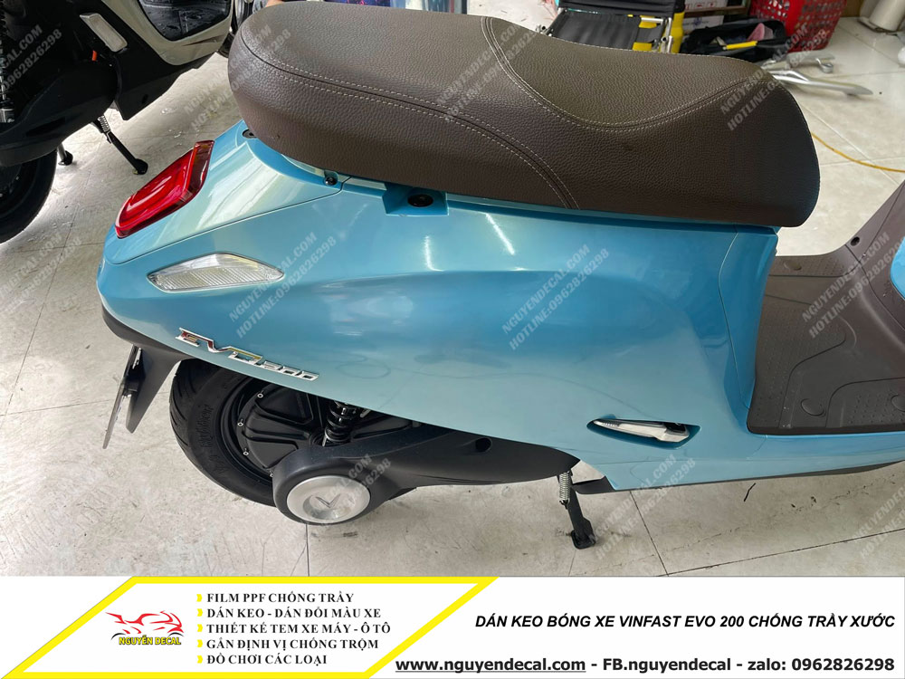 nguyendecal's tweet photo. Dán keo bóng xe Vinfast Evo200 giúp bảo vệ lớp sơn zin khỏi trầy xước, bụi bẩn và tác động môi trường. Lớp keo trong suốt, sáng bóng mang lại vẻ ngoài như mới, giữ màu sơn bền đẹp lâu dài.
>➤ https://t.co/hskx6o2B2T
#nguyendecal #dankeoxe #vinfast #evo200 https://t.co/aeG2UNKOE0