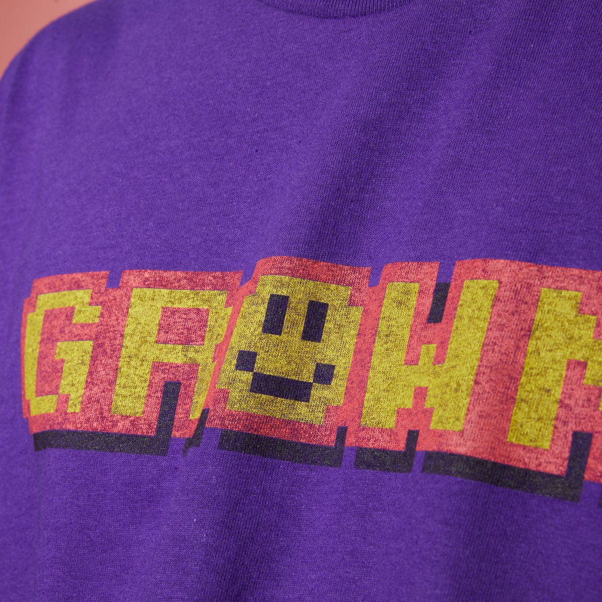 SAMPLE COLLECTION vol.2

【かすれラバー❶プリント】
古着のようなプリントを再現した技法。
職人の刷り方でかすれを表現しています。
marusho369.com/kasure-rubber/

【Faded Rubber Print】
The technique reproduces prints resembling vintage clothing, with artisans deliberately creating a faded