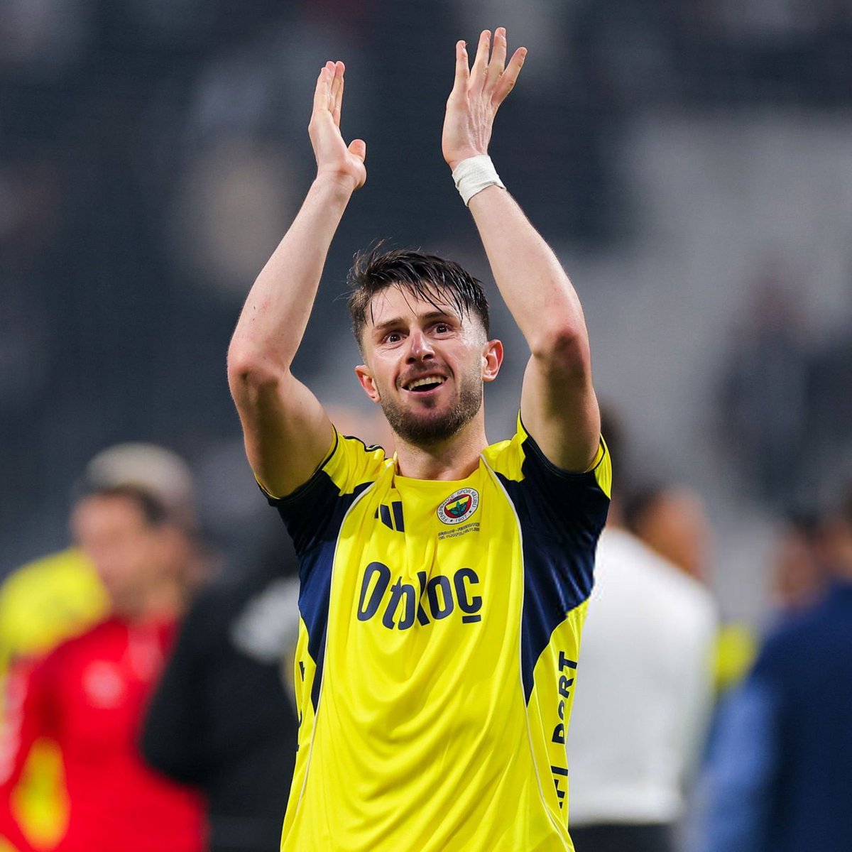 İngiliz kulüplerinin gözlemcileri, derbide İsmail Yüksek’i tribünden takip etti ve olumlu rapor verdi. 

Ancak Fenerbahçe, İsmail Yüksek’in ayrılığına sıcak bakmıyor.

📰 Milliyet