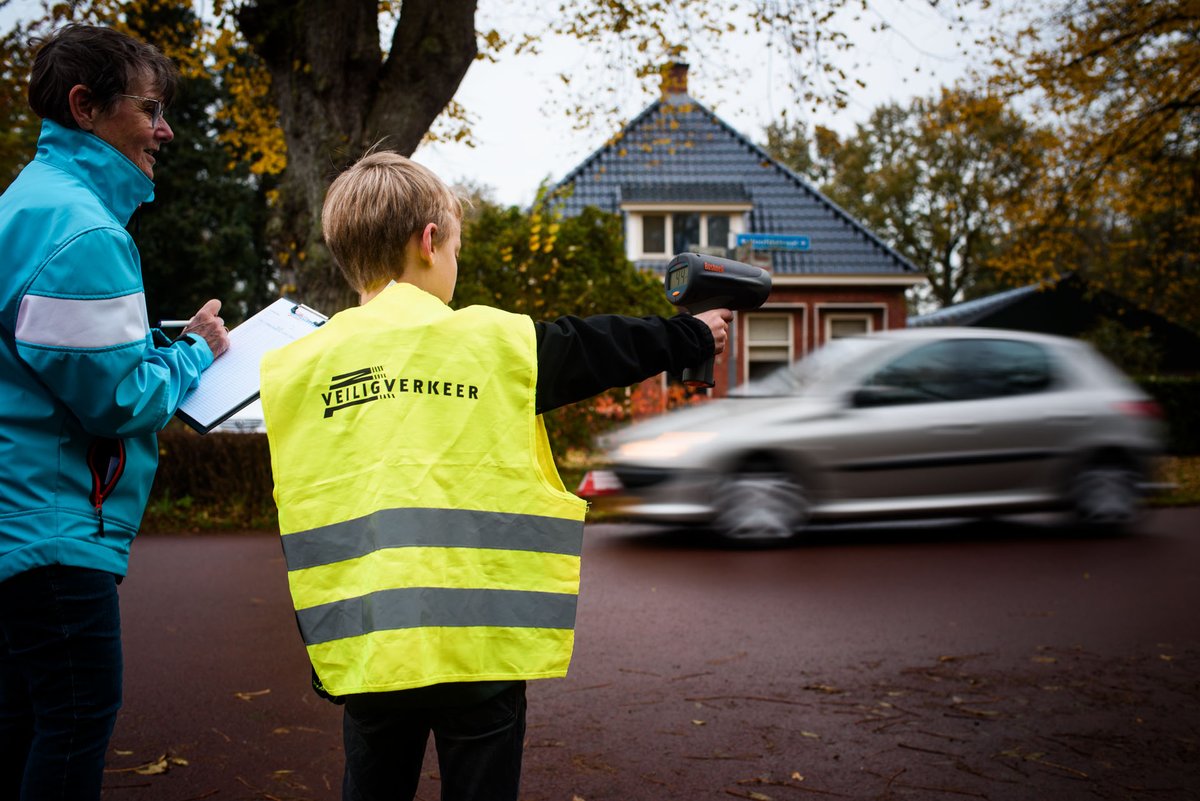 provgroningen's tweet photo. Bestuurders op de Hoofdstraat tussen #Midwolde en #Lettelbert werden maandagmiddag 3 november verrast door een snelheidsactie langs de weg. ๐ Bewoners hielpen mee met een snelheidscontrole van Veilig Verkeer Nederland. Lees meer: https://t.co/MDMaNZHtnz https://t.co/CwFbwtrpTm