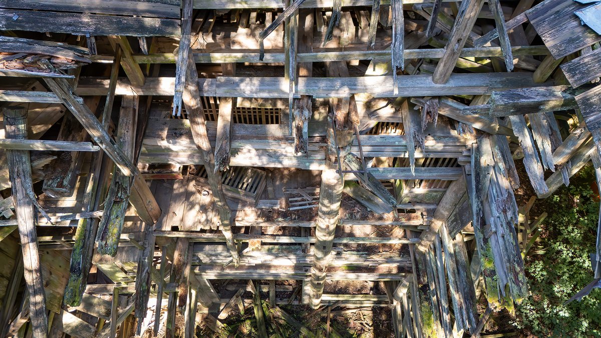 最盛期には700～800人の修行僧がいたという伝承が残る忘れ去られし幻の山岳寺院。
古くは白鳳年間（7世紀後半）に建立されたという伝承があり、天台宗の山岳寺院であったとされています。
長い歴史も幕を閉じたようです。
因みにこれは山門（楼門）です。本堂は倒壊済み。