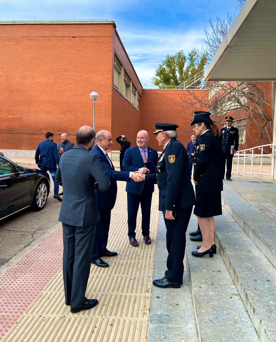 policia's tweet image. El director general de la policía inaugura el I Congreso Internacional de Historia de la Policía Nacional 👮🏻‍♂️👮🏻‍♀️  en la 📍Facultad de Geografía e Historia de la #UCM en #Madrid 

Se celebra los días 4, 5 y 6 de #noviembre 

#SomosTuPolicía 💙