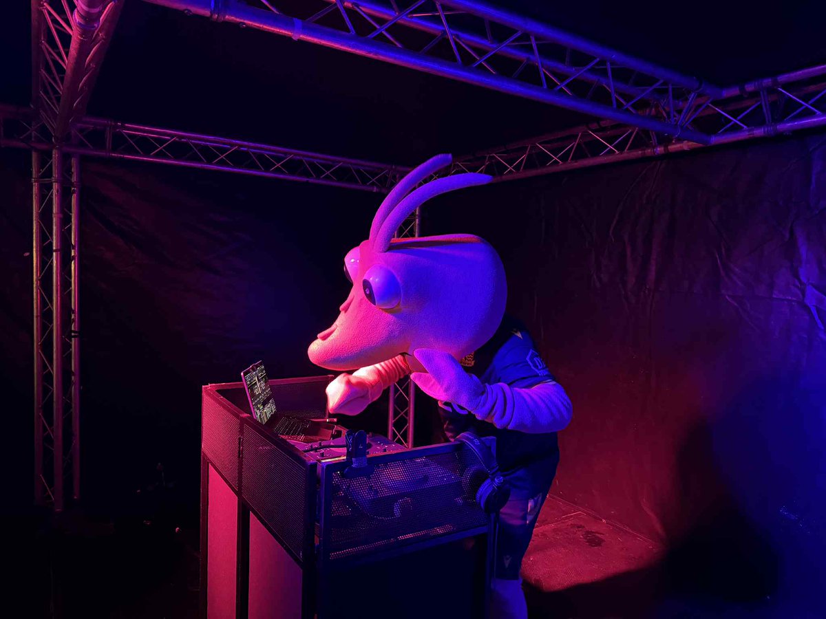 Whos your favorite DJ 💥 💥 💥 

Really had fun on the decks the other night entertaining 2,000 people.

DJ SAMMY

Whos your favorite mascot blues ?