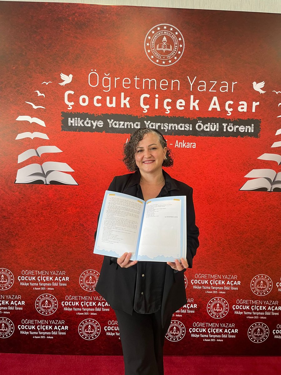 MersinMEM's tweet photo. 🏆✍️Ulusal Hikâye Yarışmasında Gurur Veren Başarı❗💫

✅Millî Eğitim Bakanlığı tarafından düzenlenen 📌“Öğretmen Yazar; Çocuk Çiçek Açar” temalı öğretmenler arası hikâye yazma yarışması sonuçlandı. 

✅Türkiye genelinde 2.076 öğretmenin katıldığı yarışmada, ilimiz öğretmenlerinden📍Silifke İlker Eren Çevik Anadolu Lisesi 👩‍🏫 İngilizce öğretmeni Işık Nil Büyükmil Akyer’in ✍️“Kül Bahçesindeki Tohum” adlı hikâyesi, birinci sınıf seviyesinde yayımlanmaya değer görüldü. 🌿📖

✅Öğretmenimizi tebrik ediyor, başarılarının devamını diliyoruz.👏

@tcmeb
@Yusuf__Tekin
@MersinValiligi
@valiatillatoros 
@Muhammed0744

#Mersin
#yarışma
#ÖğretmenYazarÇocukÇiçekAçar