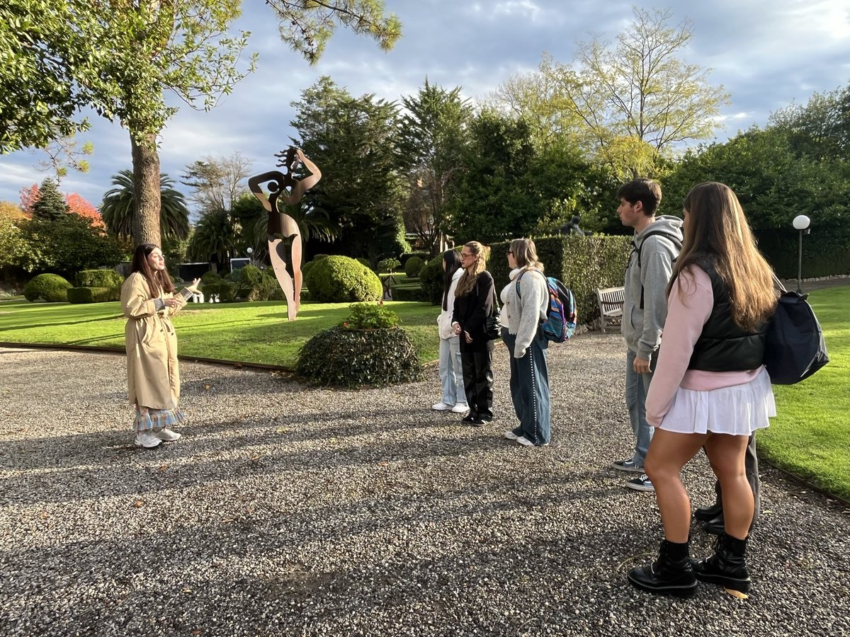 Visita de los alumnos de Patrimonio Cultural Asturiano de cuarto curso del Grado de Turismo  de la Facultad Jovellanos  de la Universidad de Oviedo al <a href="/evaristo_valle/">Museo Evaristo Valle</a> 
Gracias a la historiadora Carmen Estrada por su excelente y entretenida explicación.