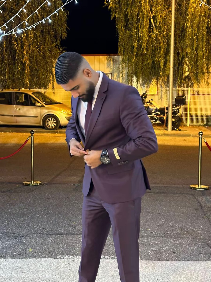 tehna69o's tweet image. Le bordeaux c’est incroyable pour un costume