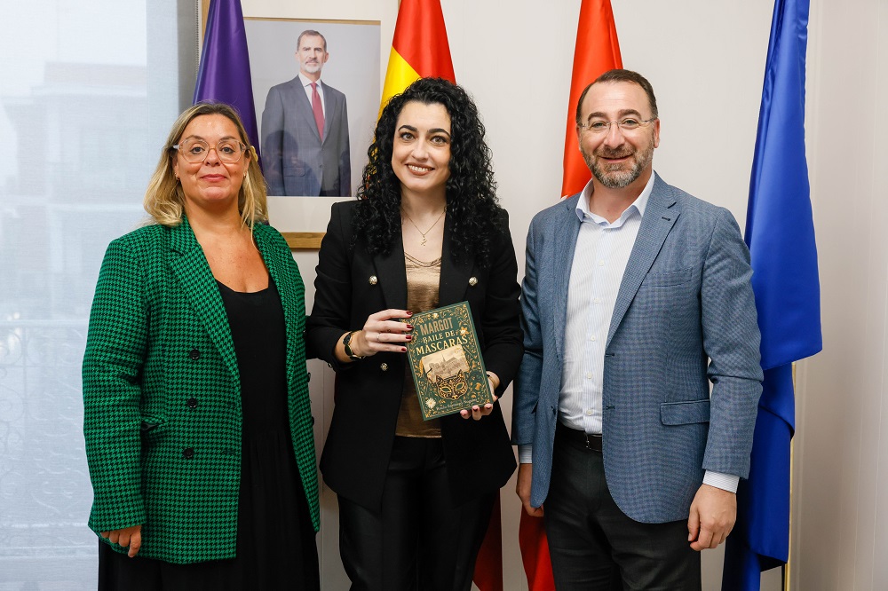 AytoColmenar's tweet photo. 📚✍️ La escritora de #ColmenarViejo Rocío Santiago Nogales presenta su novela al alcalde y a la concejal de Cultura

📖 'Margot. Baile de Máscaras' 📖

ℹ️ Más información:
https://t.co/HFlHEh5I6e

➕👇 https://t.co/bdwgujs1jX