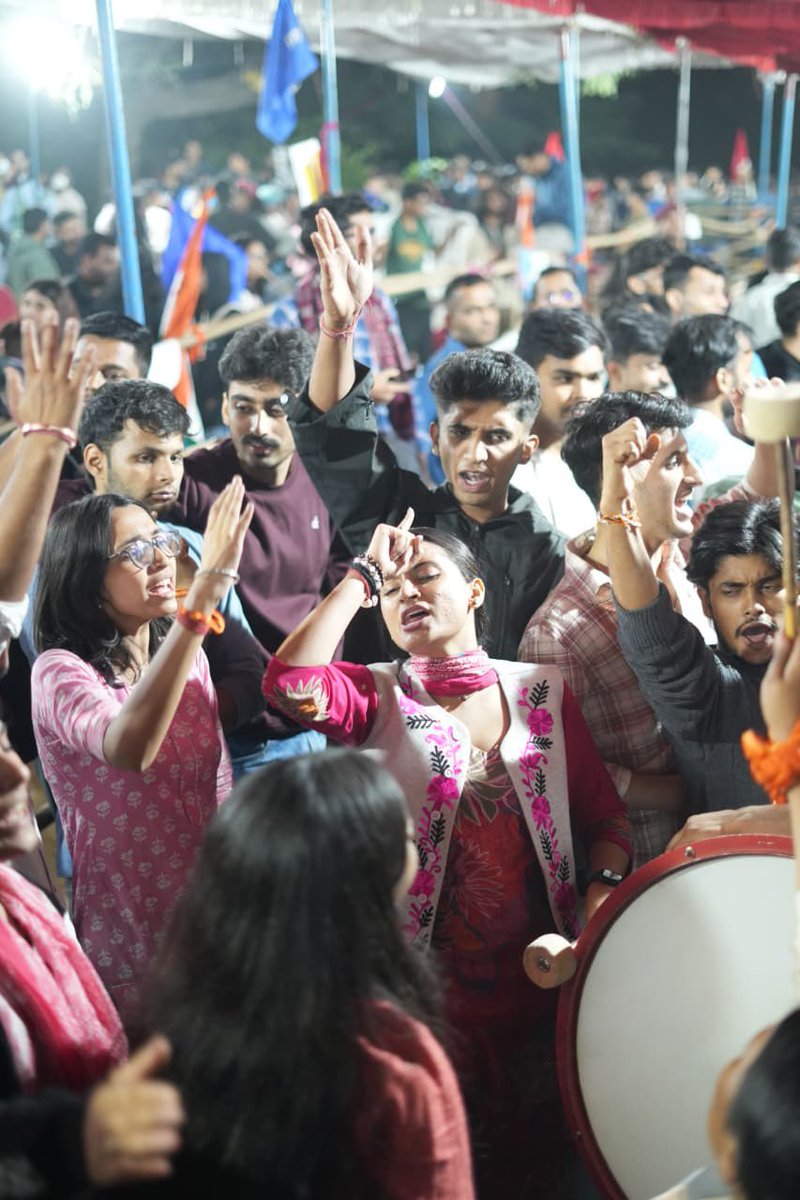 Triptisaini19's tweet image. लाल ग़ुलामी छोड़ के 
बोलो वंदे मातरम् …..

#ABVP4JNU